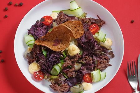 Салат с разварной медвежатиной, груздями и копченым соусом