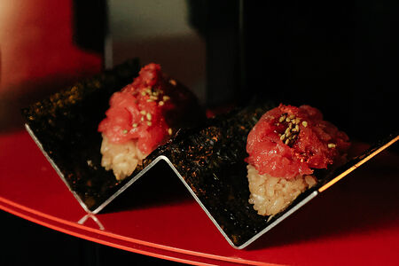 Хэнд-ролл с тунцом аками