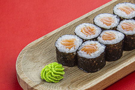 Маки ролл с лососем