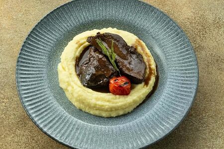 Говяжьи щечки с картофельным пюре