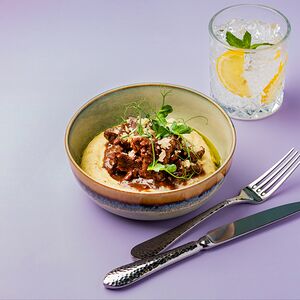 Телячьи щечки в винном соусе