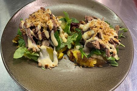 Брускетта на картофеле с говядиной 