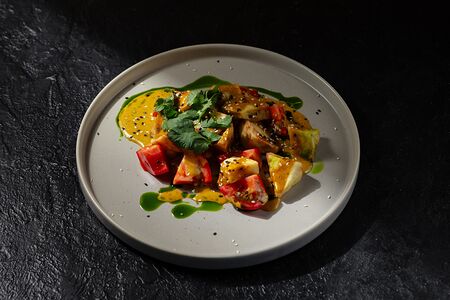 Салат с хрустящими баклажанами и бакинскими томатами