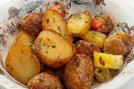 Картофель с томатами и чесноком