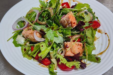 Салат с гриль-лососем