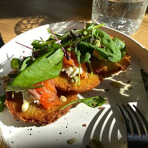 Драники с лососем, сливочным сыром, зеленью 