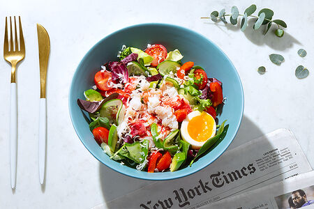 Салат с камчатским крабом, авокадо и соусом васаби