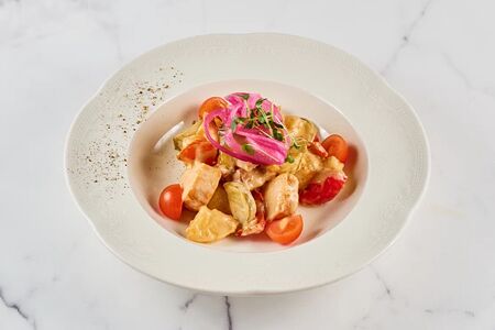 Теплый салат с копченой курицей