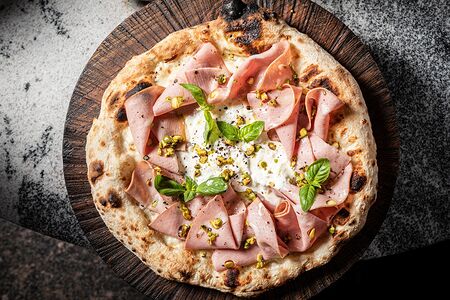 Пицца Мортаделла, страчателла