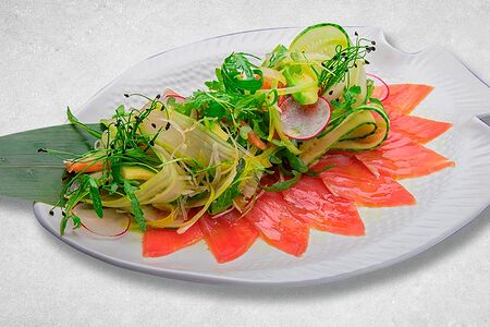 Салат со свежим тунцом и трюфельным соусом