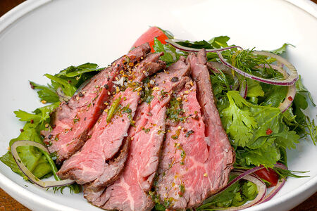 Салат с ростбифом из местной говядины