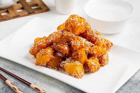 Ананас с кунжутом в карамели