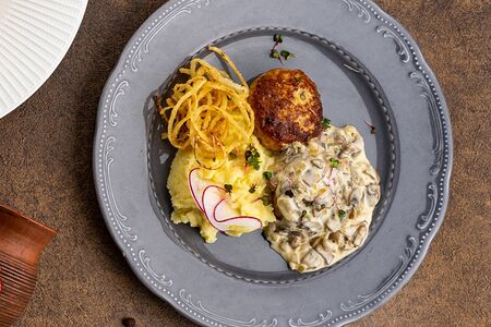 Куриные котлеты с грибным соусом 