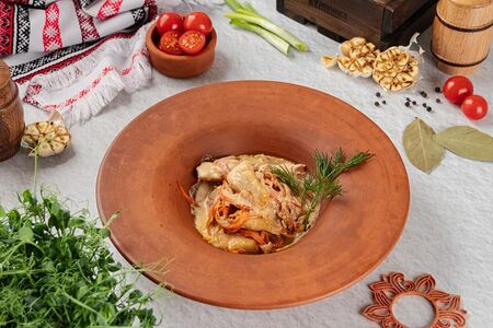 Томленый судак в сливках с овощами