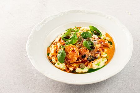 Скрэмбл с креветкой, беконом и сливочным соусом