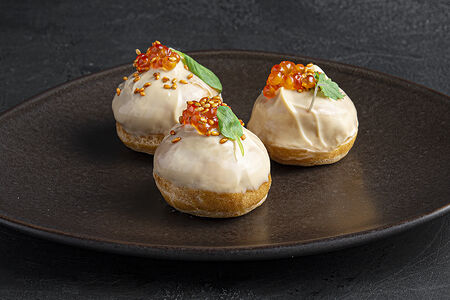 Профитроли с лососем