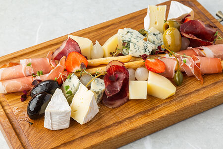 Антипасти из итальянских деликатесов