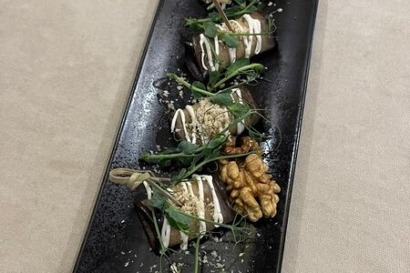 Рулетики из баклажанов с ореховой начинкой