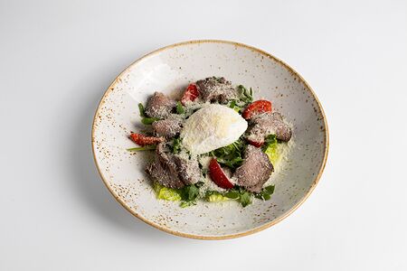 Салат с маринованным ростбифом, яйцом пашот и сыром пармезан