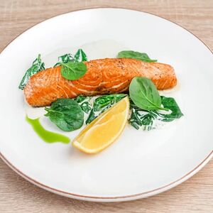 Лосось на подушке из шпината в сливочном соусе