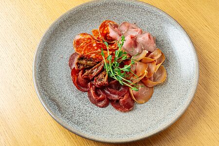 Мясные деликатесы