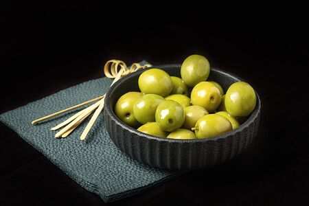 Испанские зеленые оливки