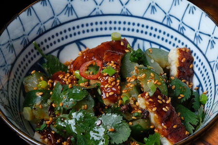 Салат из маринованных огурцов с угрем