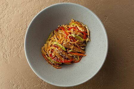 Удон со свининой, овощами и соусом удон