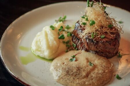 Филе-миньон с грибным муссом и пюре с пармезаном