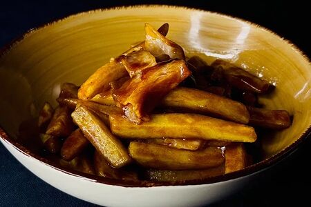 Картофель фри с беконом и соусом барбекю