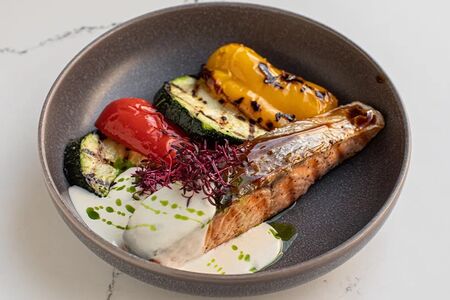Филе лосося, овощи гриль и сливочный соус