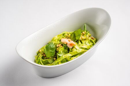 Феттуччине с песто, креветками и брокколи 