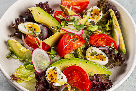 Салат с авокадо и помидорами