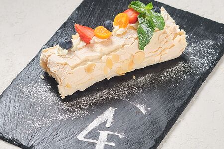 Меренговый рулет с соусом из черной смородины