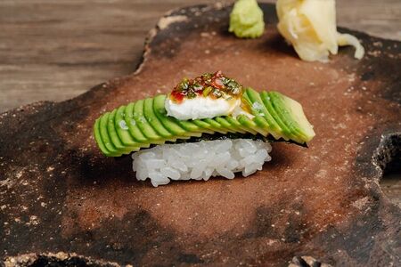 Суши Авокадо, чимичури со сливочным сыром