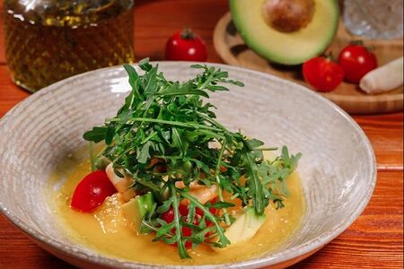 Салат с креветками, манго и авокадо