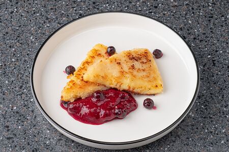 Домашний сулугуни с брусникой