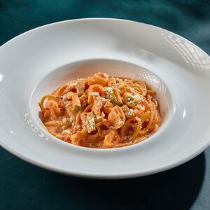 Спагетти с креветками и цукини в томатном соусе