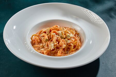 Спагетти с креветками и цукини в томатном соусе