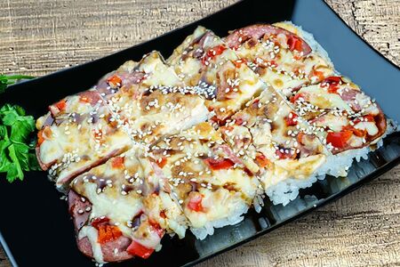 Суши-пицца с ветчиной