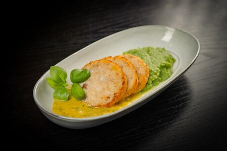 Рыбные котлеты из трёх видов рыб с пюре из брокколи 