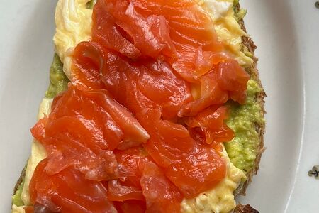 Авокадо тост со скремблом и лососем