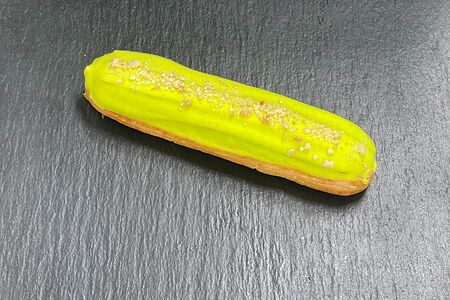 Эклер фисташковый марципан
