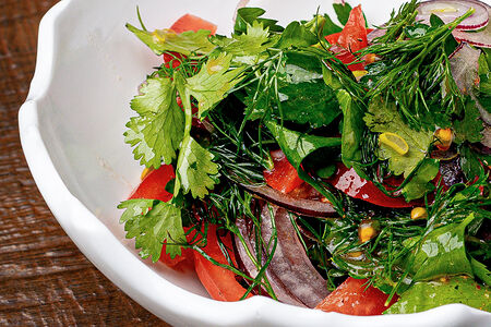 Томатный салат с крымским луком