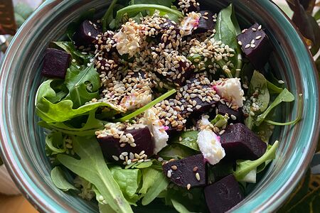 Салат свекла с рукколой