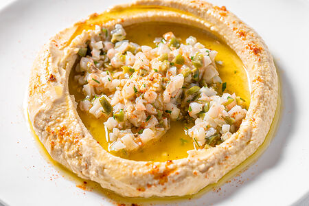 Хумус с тигровыми креветками и лепешкой роти