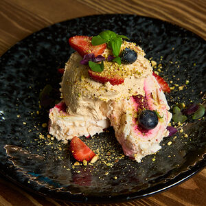 Сливочно-вишневая меренга со свежими ягодами