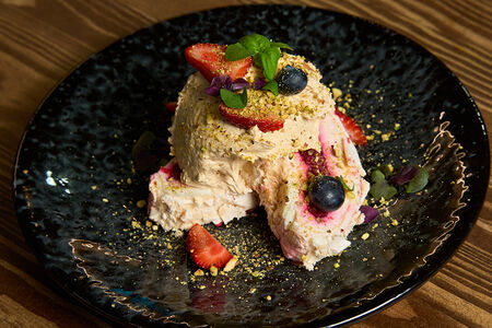 Сливочно-вишневая меренга со свежими ягодами