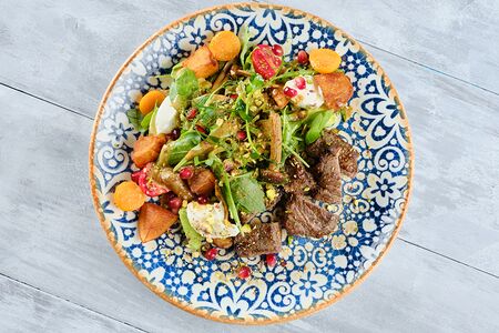 Теплый салат с телятиной и овощами