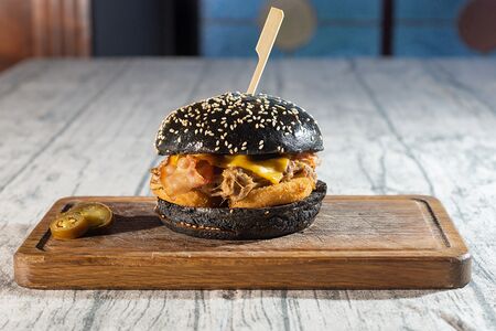 Бургер с рваной говядиной